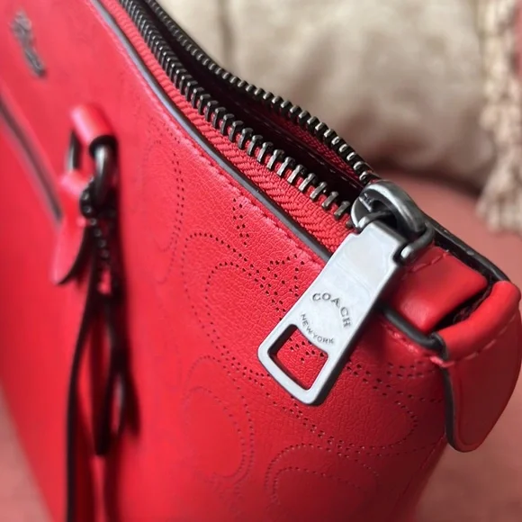 Coach NWOT Gallery tote bag in perforated Miami red, brand new - Picture 11 of 16